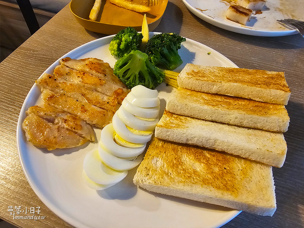 永和頂溪站早午餐 調皮小屋 | 推薦早午餐拼盤好豐盛，永和平價早餐新選擇